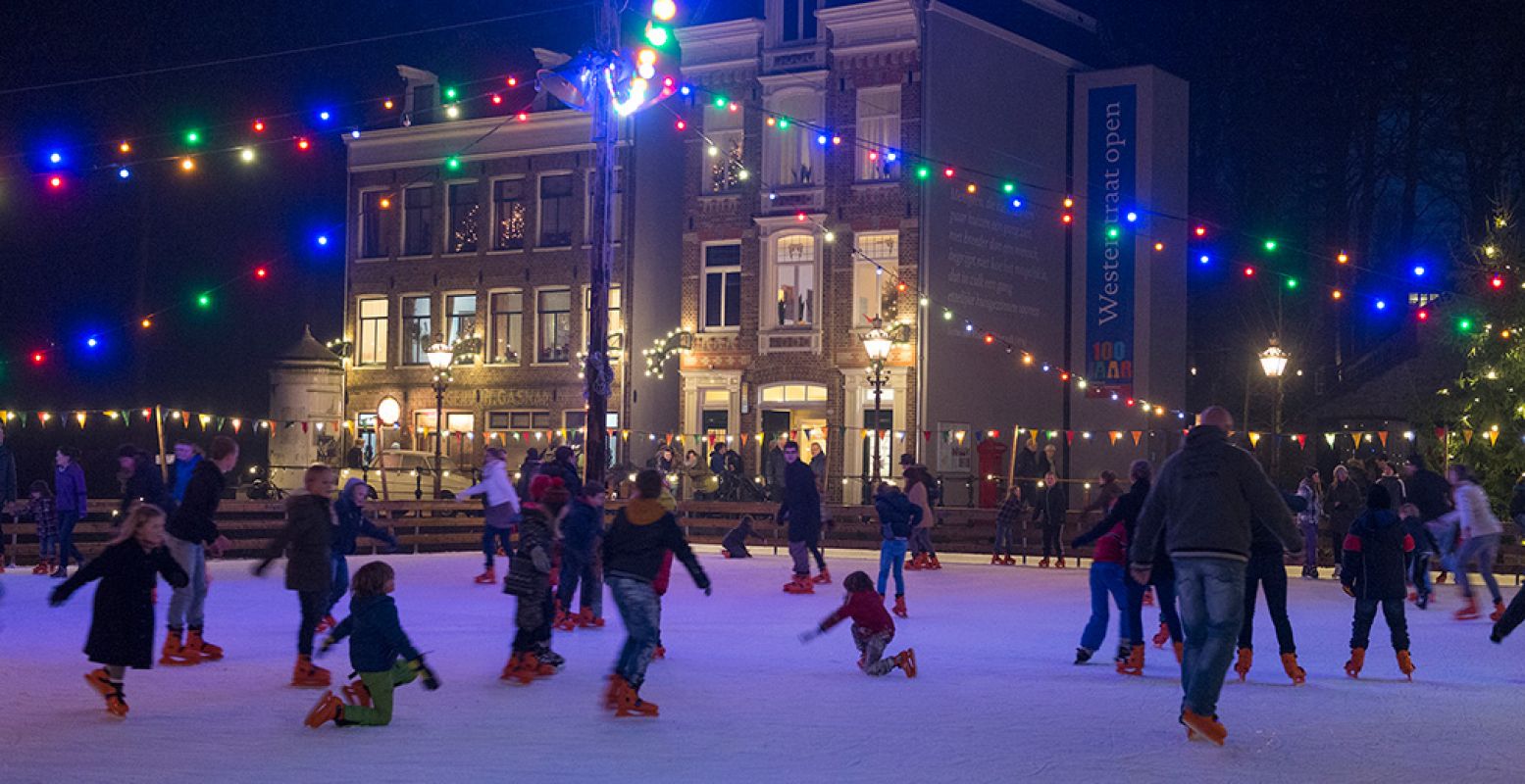 Schaatsen in oud-Hollandse sfeer op de schaatsbaan van het Nederlands Openluchtmuseum. Foto: Nederlands Openluchtmuseum.