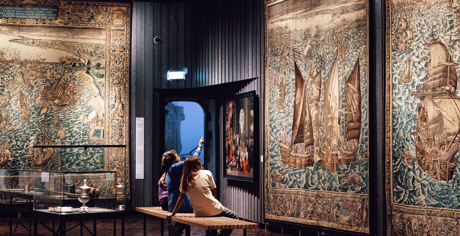 Buiten brandt de zon, binnen in het Zeeuws Museum is het heerlijk koel om onder andere de historische tapijten te beschermen. Foto: Viorella Luciana