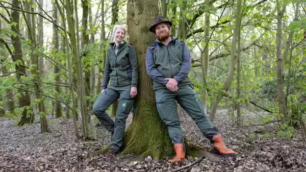 twee boswachters leunen tegen boom | Foto geüpload door gebruiker Staatsbosbeheer. twee boswachters leunen tegen boom | Foto geüpload door gebruiker Staatsbosbeheer.