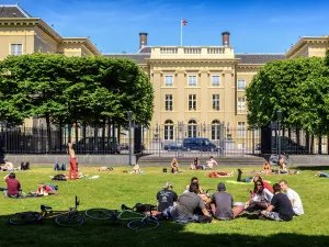 Jongeren chillen voor Paleis Noordeinde. Foto: The Hague & Partners © Jurjen Drenth