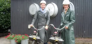 Tuf op de solex langs hunebedden Lange leren jas aan, pothelm op... ook wij moeten er aan geloven! Foto: DagjeWeg.NL.