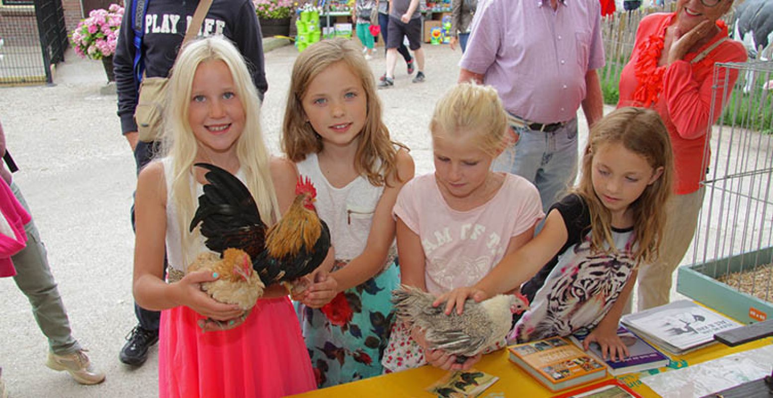 Op Streekmarkt Kasteel Keukenhof kun je ook dieren aaien en met ze knuffelen op de kinderboerderij. Foto: Hella Radic-Hoogzand.