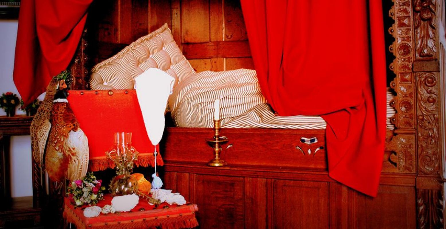 Tijdens een rondleiding op valentijnsavond op het Muiderslot leer je alles over romantiek in de zeventiende eeuw. Op de foto zie je een beddekoets uit vervlogen tijden. Foto: Muiderslot.