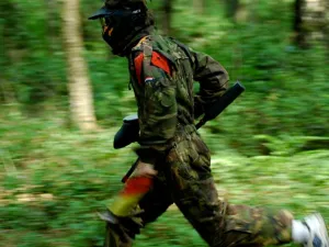 Outdoorcentrum Bussloo Paintball in de bossen. Foto: Janno van der Weerd