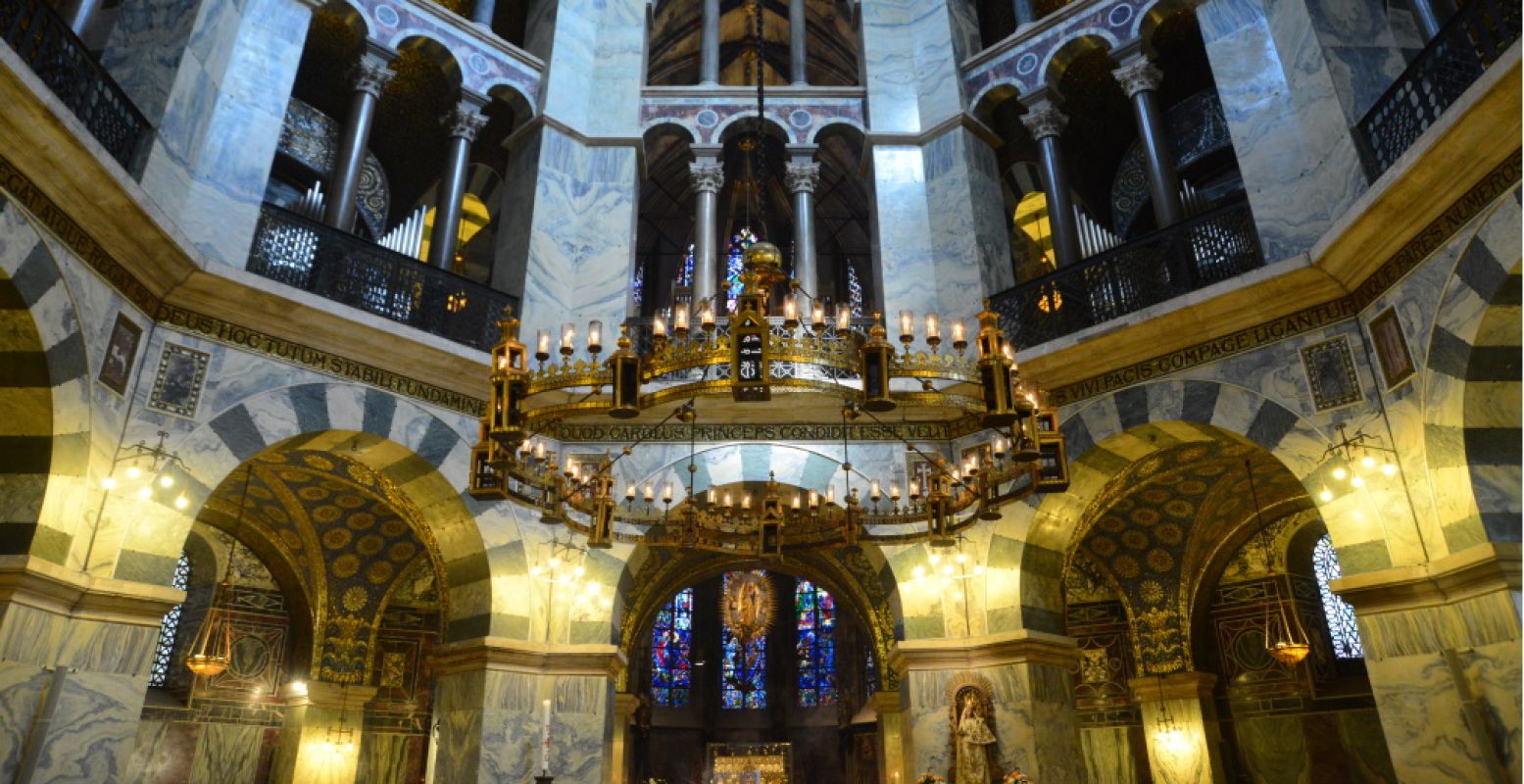 Een bezoek aan de Dom hoort er natuurlijk bij wanneer je in Aken bent. Hier de indrukwekkende Barbarossa-kroonluchter uit 1150. Foto: www.medien.aachen.de / Andreas Herrmann.