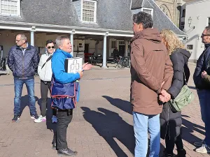 Luisteren naar de verhalen van de gids. Foto: Gilde Amersfoort © Jan Luteijn