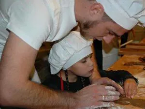 Nederlands Bakkerijmuseum Bakker Martijn aan het werk. Foto: Nederlands Bakkerijmuseum