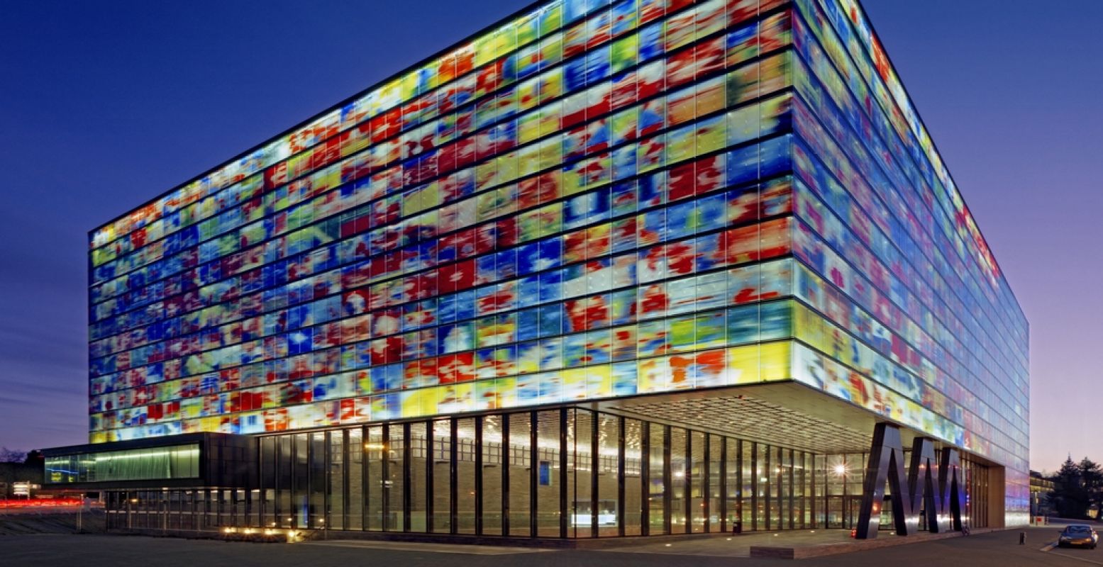 Het opvallende kleurrijke gebouw van Beeld en Geluid, ontworpen door Neutelings Riedijk. Foto: Beeld en Geluid © Daria Scagliola en Stijn Brakkee