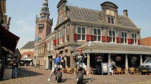 Stel poseert met elektrisceh choppers van Volendam Rent & Event Foto: Volendam Rent & Event