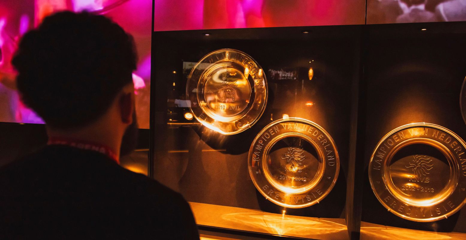 Bekijk de vele prijzen uit de clubhistorie van Ajax in de Johan Cruijff ArenA. Foto: Johan Cruijff ArenA
