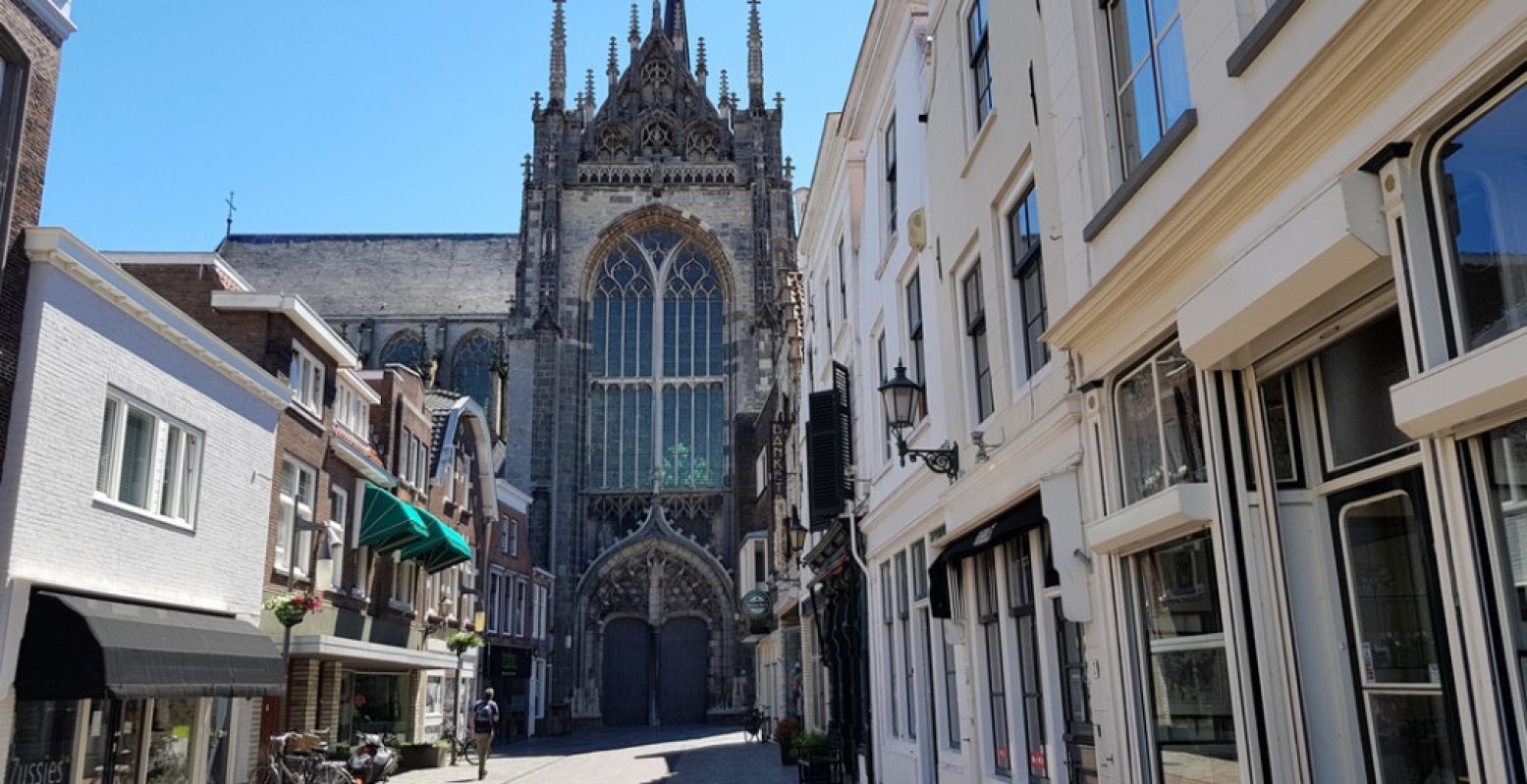 Eén van de vele mooie straatjes in Goes, met op de achtergrond de Grote Kerk. Foto: DagjeWeg.NL @ Tonny van Oosten