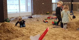 12 leukste dagjes uit met peuters en kleuters in Overijssel Lekker spelen bij speel- en recreatieboerderij De Flierefluiter in de indoor zandbak vol speeltjes. Foto: De Flierefluiter
