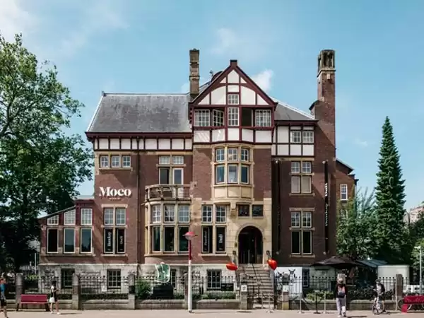 Moderne kunst in een historisch gebouw. Foto: Moco Museum © Jan Arsenovic