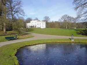 Stadsvilla Sonsbeek De bevroren vijver voor Stadsvilla Sonsbeek. Foto: Redactie DagjeWeg.NL