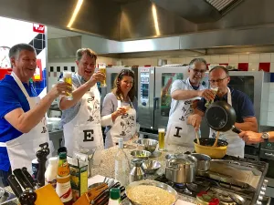 Samen koken is leerzaam, leuk en vooral heel gezellig. Foto: Kookstudio Delicio