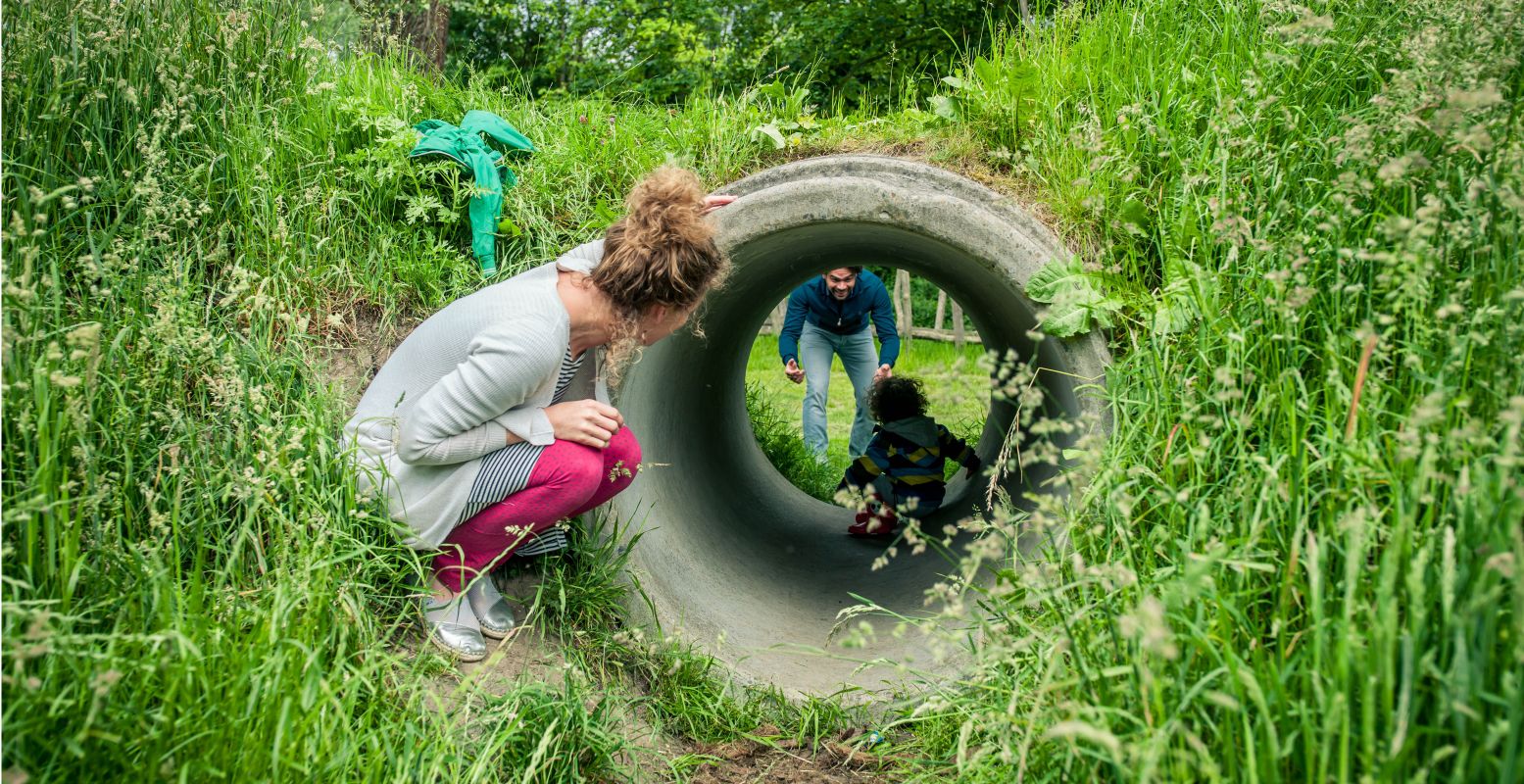 Op avontuur in het Almeerderhout. Kinderen vermaken zich in het Zuiderzee speelbos. Foto: Eljee Bergwerff Photography via Buitencentrum Almeerderhout.