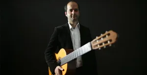 Santiago Lascurain speelt tophits op de gitaar