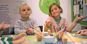 Bezoek de leukste kindermusea van Amsterdam Kom koosjere koekjes bakken in het Joods Historisch Museum. Foto: Joods Historisch Museum © Ruud van Zwet.
