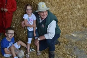 Knuffel met koeien op de gezellige boerderij Breehees Meneer de Boer tussen de konijnen en kinderen. Foto: DagjeWeg.NL