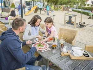 Vakantiepark Port Greve Gezellig met elkaar uit eten.