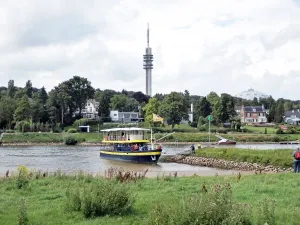 Met de Blauwe Bever naar Loowaard bij Huissen De Blauwe Bever vaart bij de Meinerswijk Arnhem foto: Stichting RijnoevervaartenFoto geüpload door gebruiker.