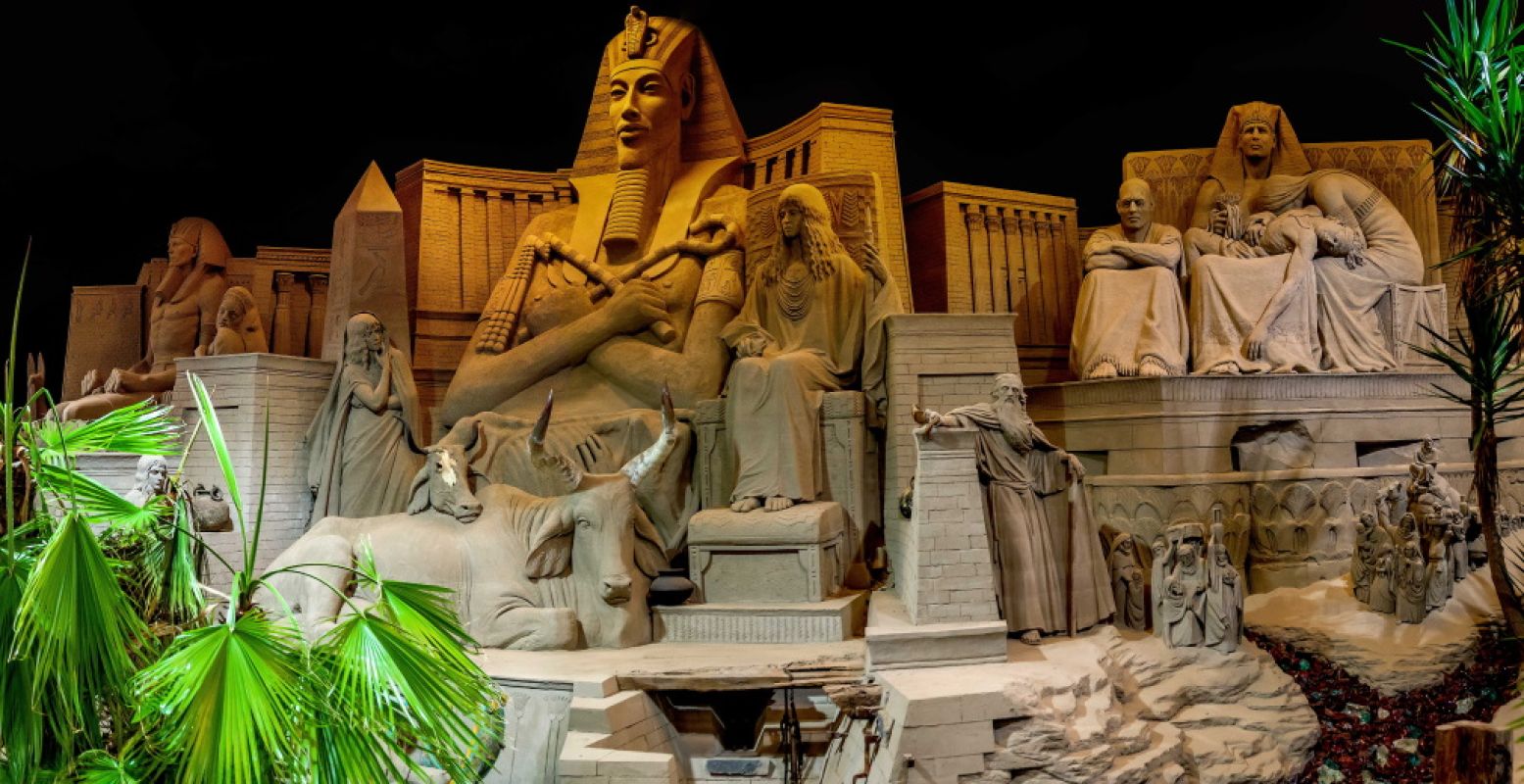 Reis langs zandsculpturen van Bijbelverhalen en Egyptische beelden. Foto: Zandverhalen, Hasselblad H5D.