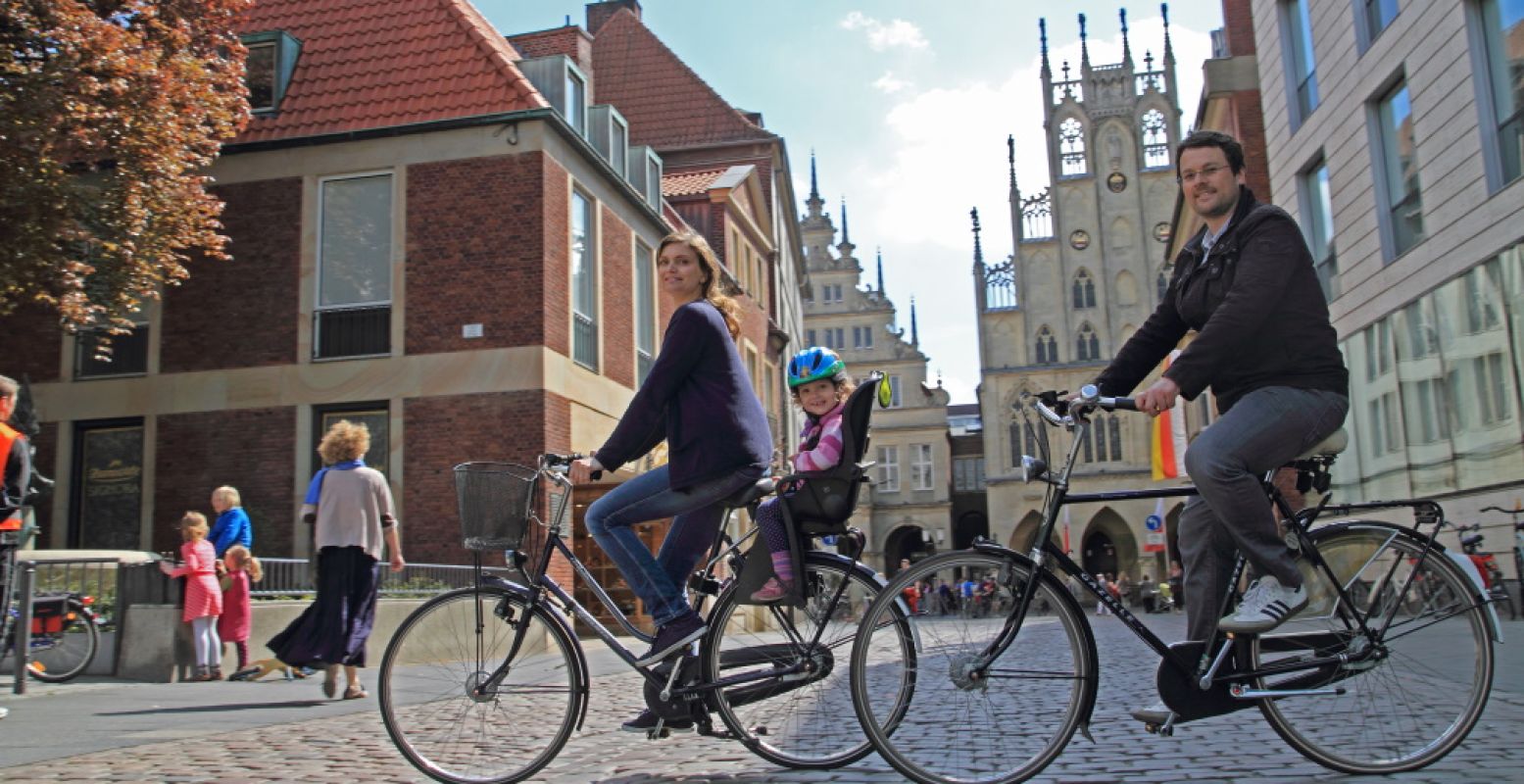 Ook over de grens kun je fijn fietsen. Veel Duitse steden hebben ook een prima netwerk van fietspaden, zoals hier in Münster. Foto: Presseamt Münster / Britta Roski.