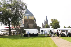 Kunstmarkt Kessel kasteeltuin. foto: Kunstmarkt Kessel