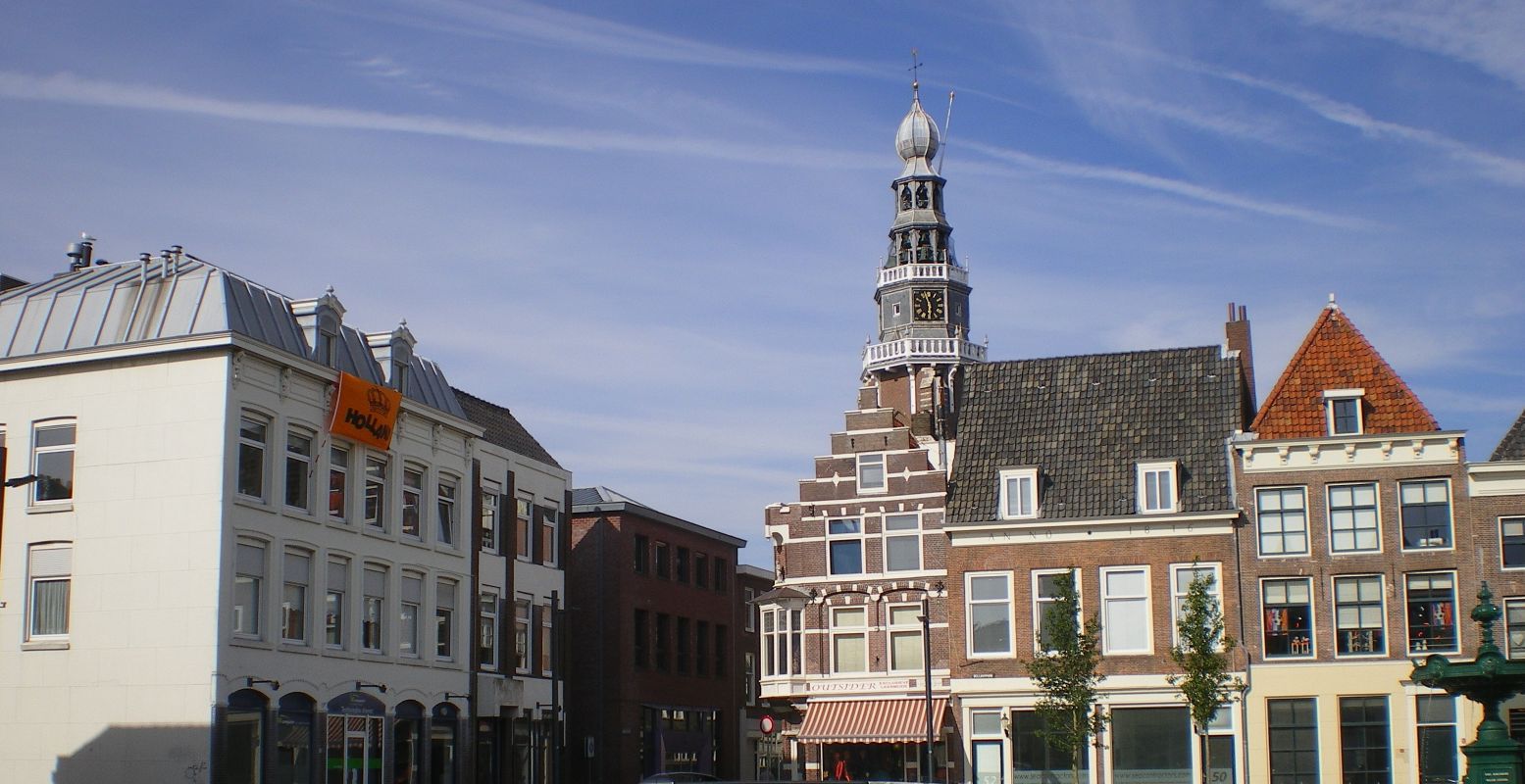 Winkel in pittoresque straatjes met historische geveltjes richting de Sint Jacobskerk, die boven alles uitsteekt. Foto: Henk Arendse