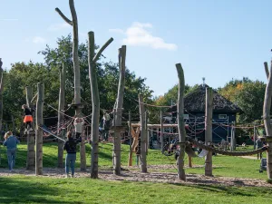 Lekker ravotten in de grote speeltuin. Foto: Dierenpark Hoenderdaell