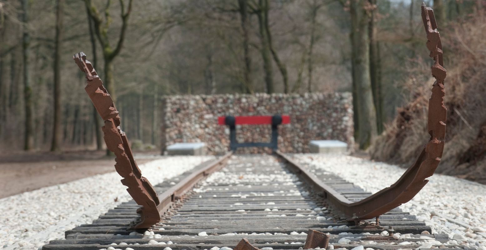 Sta stil bij een tijd die niet vergeten mag worden. Foto: Herinneringscentrum Kamp Westerbork © Sake Elzinga Sta stil bij een tijd die niet vergeten mag worden. Foto: Herinneringscentrum Kamp Westerbork © Sake Elzinga