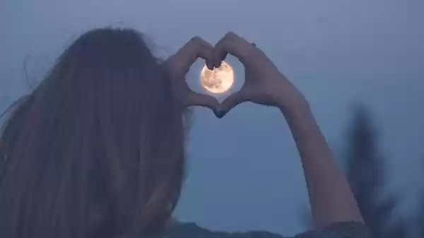 Vollemaanwandeling Achterhoek Vrouw  maakt een hartje om de volle maan | Foto ge&uuml;pload door gebruiker Staatsbosbeheer.