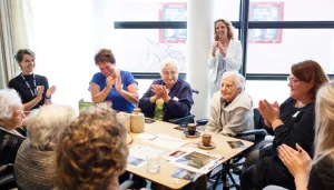 Dagje museum voor mensen met dementie Samen met een begeleider of dierbare napraten over het museumbezoek. Foto: Museum Boerhaave