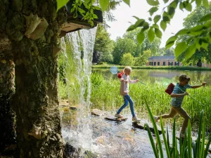 Op avontuur in het park rondom het kasteel. Foto: Kasteel Rosendael
