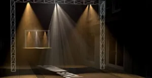 Uitwaaien en vooruitblikken op Texels festival Struûn Zodra het begint te schemeren, begint een bijzonder lichtspel in de straten. De hele Struûn-route wordt zo verlicht. Foto: Festival Struûn
