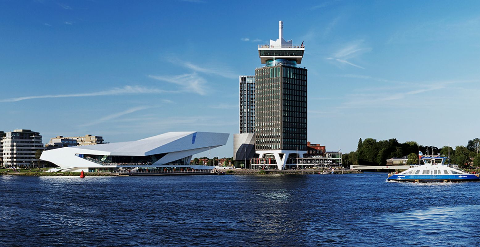 Links: het mooie gebouw van Eye Filmmuseum. Het museum wil de unieke filmcollectie bereikbaar maken in het hele land met een reisbioscoop. Foto bijgesneden voor DagjeWeg.NL. Foto: Eye Filmmuseum © Marcus Köppen