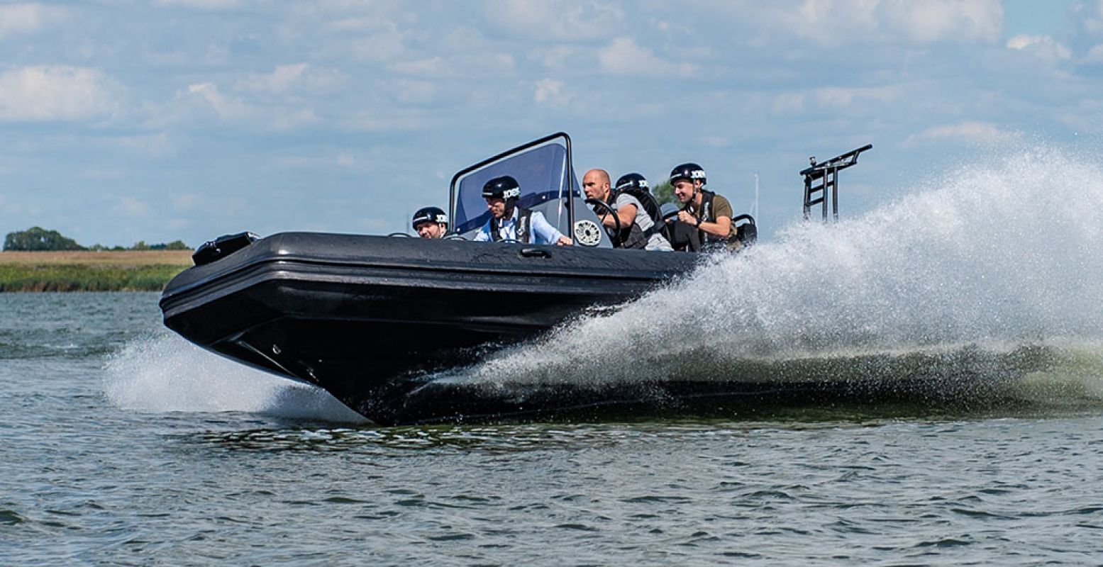 Adrenalinekick: over het water scheuren met 300 pk bij Tholen. Foto: Oesterdam Events