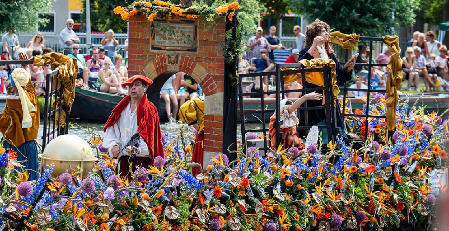 De kleurige versieringen met bloemen, groente en fruit vormen één geheel met de decors en de kostuums van de opvarenden. Dat zorgt voor prachtige taferelen tijdens Varend Corso Westland. Foto: Arnaud Roelofsz Fotografie