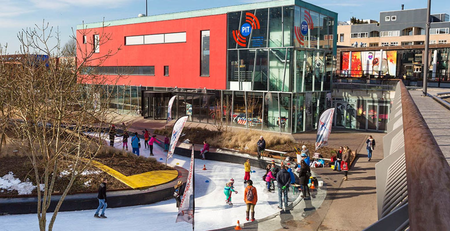 Kom voor de deur bij Veiligheidsmuseum PIT gratis schaatsen op de schaatsbaan. Foto: Almere City Marketing © Maarten Feenstra.