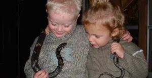 10 leukste dagjes uit met peuters en kleuters in Noord-Brabant Samen durf je meer! Zoals een slang vasthouden bij Dierenpark De Oliemeulen. Wegens corona kan dit nu even niet, maar kinderen mogen nog wel de rode rattenslang even aanraken. Foto: Dierenpark De Oliemeulen