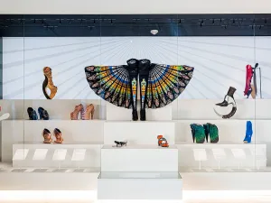 Het Schoenenkwartier Bewonder prachtige schoenen. Foto: Pulles & Pulles