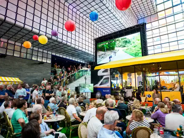 NPO Radio 1 Tourcafé Kijk samen de Tour de France. Foto: NPO/Michel Schnater
