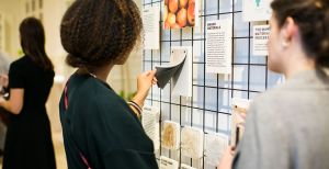 Over de foto: Even voelen aan het imitatieleer dat is gemaakt van fruitafval. Foto: Presstigieux Even voelen aan het imitatieleer dat is gemaakt van fruitafval. Foto: Presstigieux