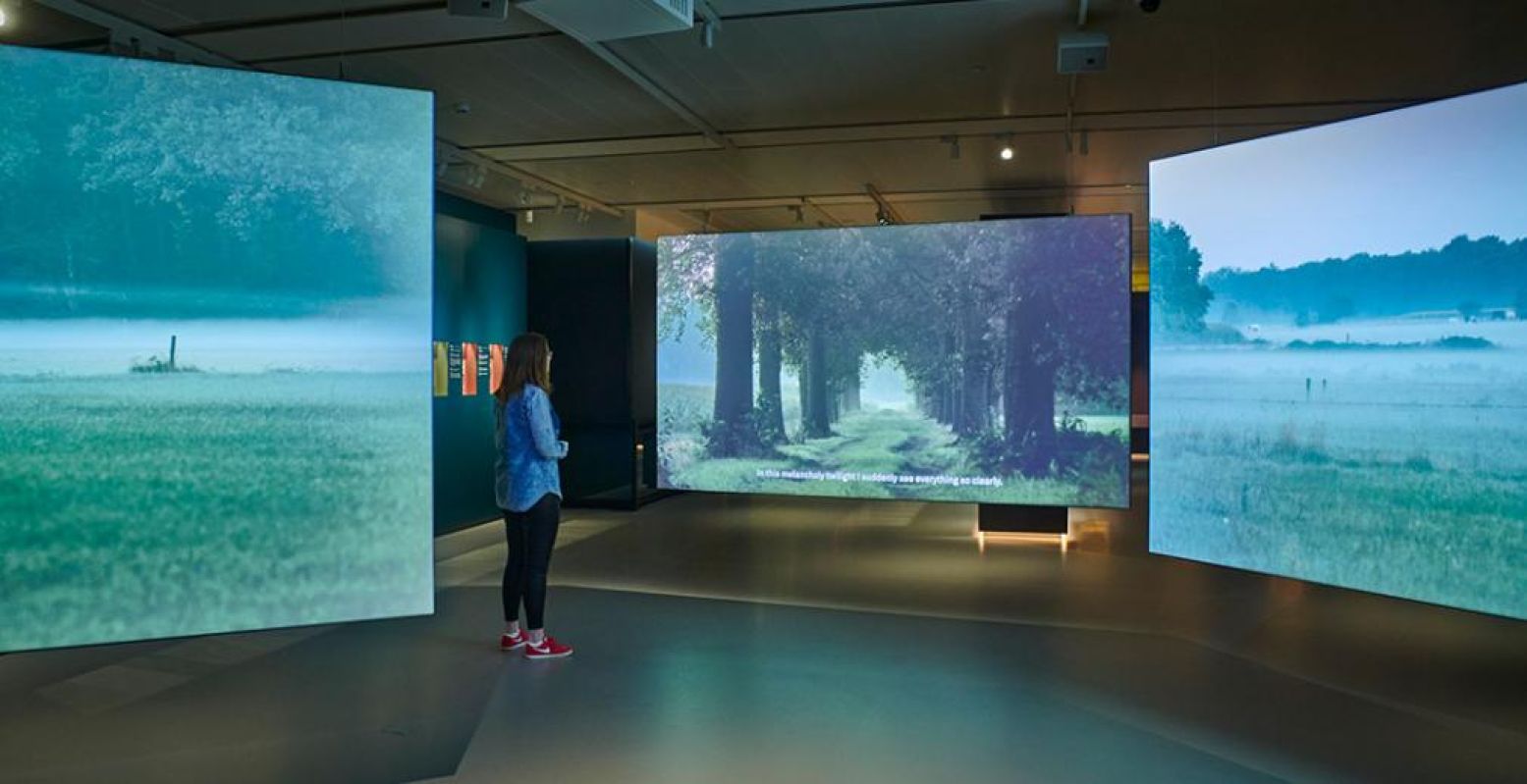 Een film op drie grote schermen met nostalgische beelden van Noord-Brabant brengt je terug in de tijd dat Van Gogh hier leefde. Foto: Het Noordbrabants Museum © Jan-Kees Steenman