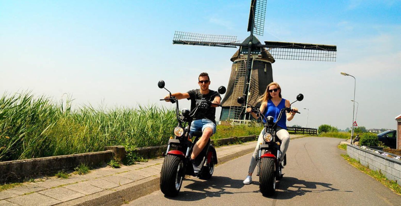Als een biker toeren door Volendam en omgeving op een E-chopper. Foto: Rent & Event Volendam