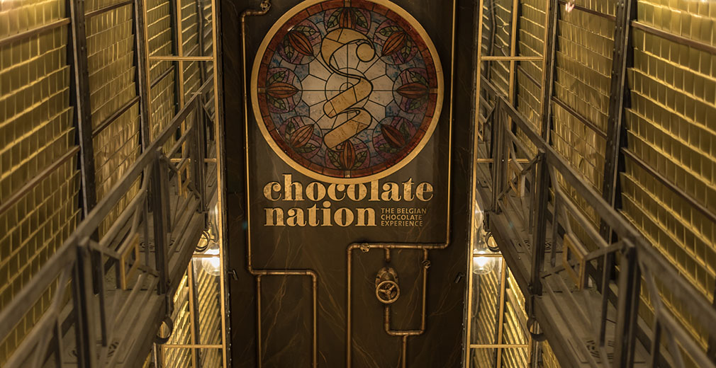 Een enorme kluis vol geheime chocolade, te zien vanuit de winkel. Foto: Yasmina Besseghir
