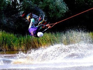 Waterskiën, flyboarden: er zijn allerlei watersporten mogelijk. Waterskiën, flyboarden: er zijn allerlei watersporten mogelijk.